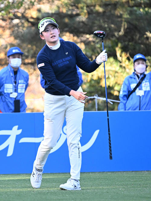 ティーショットを放つ岩本千（撮影・前岡正明）