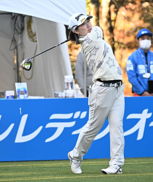 ティーショットを放つ石川（撮影・前岡正明）