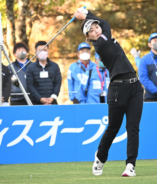 10番、ティーショットを放つ植竹（撮影・前岡正明）