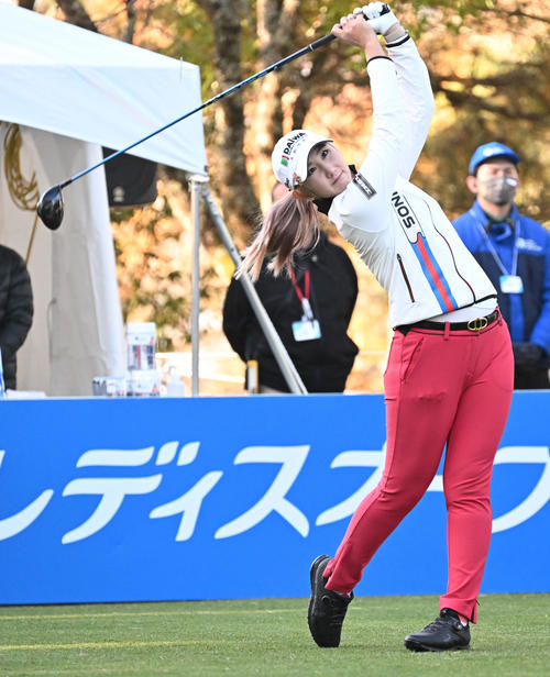 10番、ティーショットを放つペ・ソンウ（撮影・前岡正明）