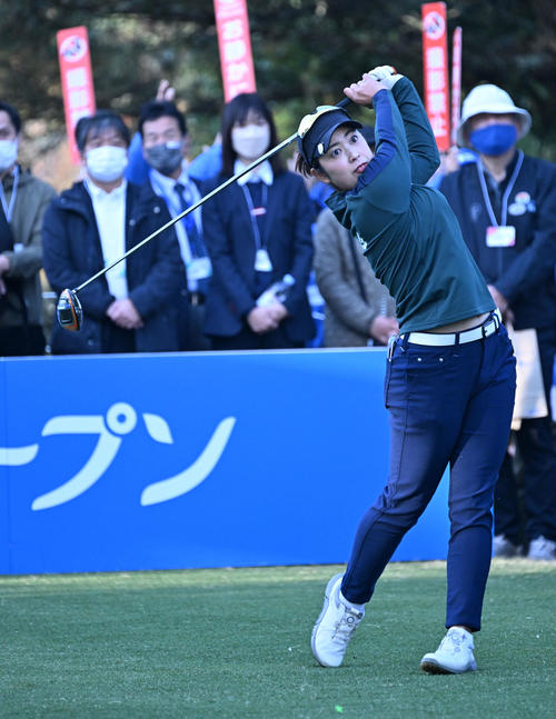 ティーショットを放つ天本（撮影・前岡正明）