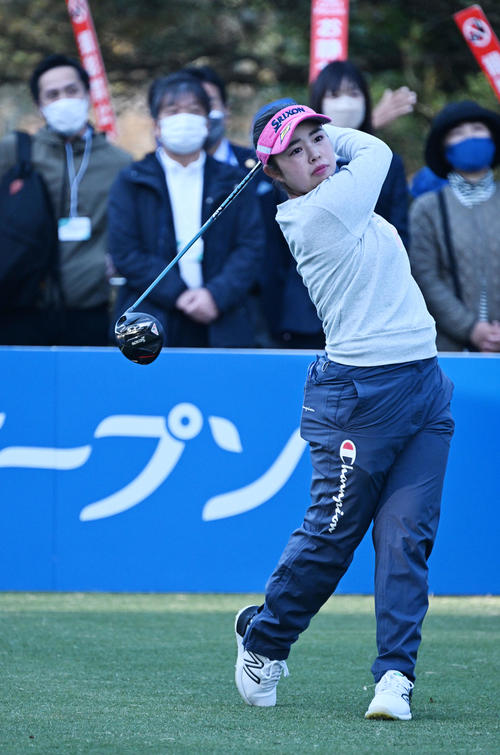 ティーショットを放つ山下（撮影・前岡正明）
