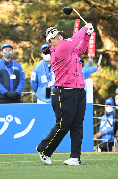 ティーショットを放つ酒井（撮影・前岡正明）