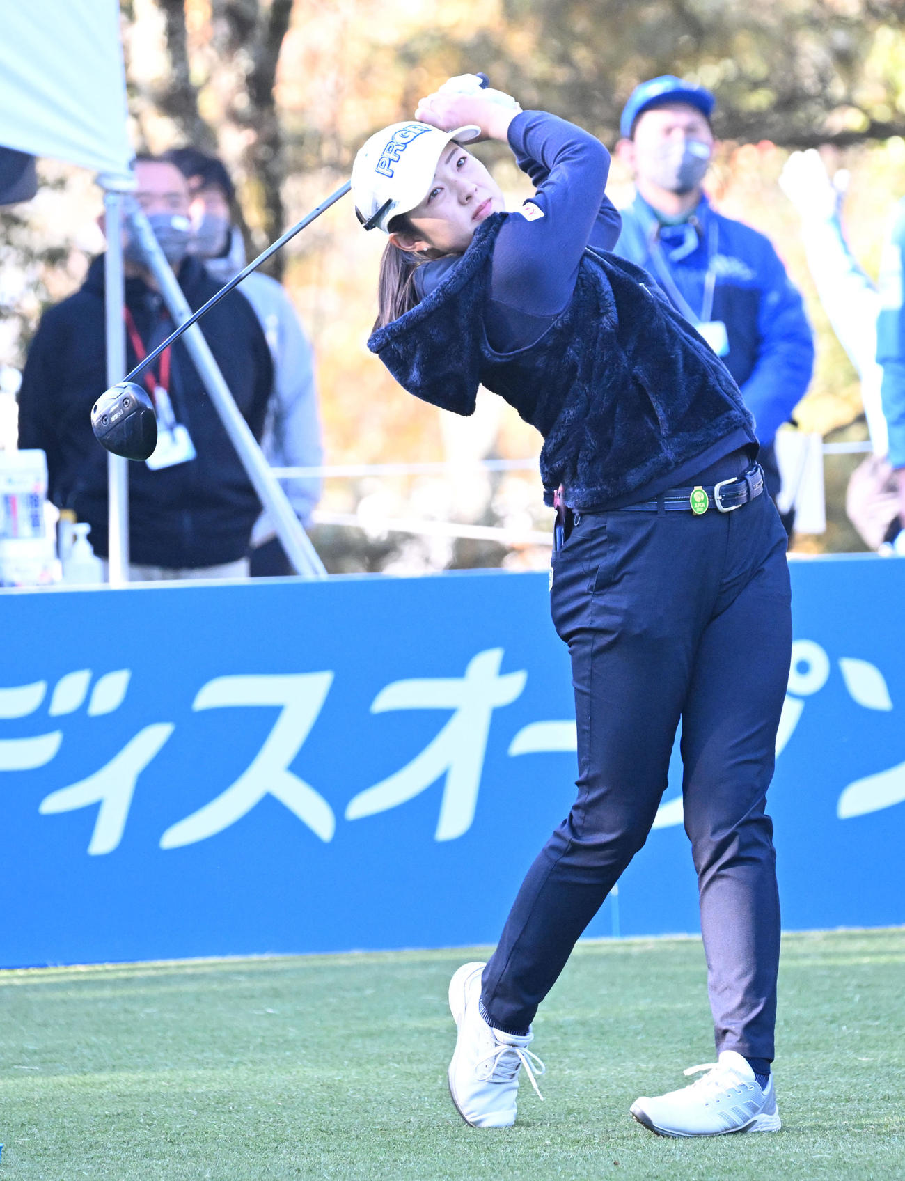 10番、ティーショットを放つ辻（撮影・前岡正明）