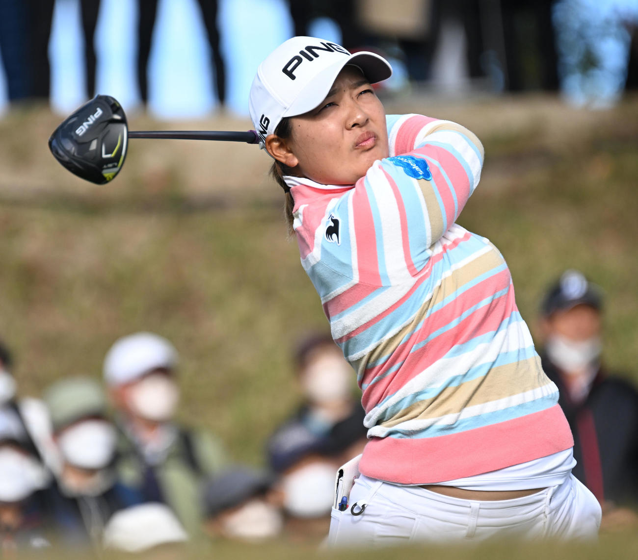 1番、ティーショットを放つ鈴木（撮影・前岡正明）