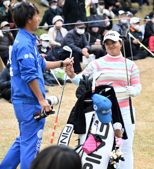 16番、鈴木は惜しくもチップインバーディーならず（撮影・前岡正明）