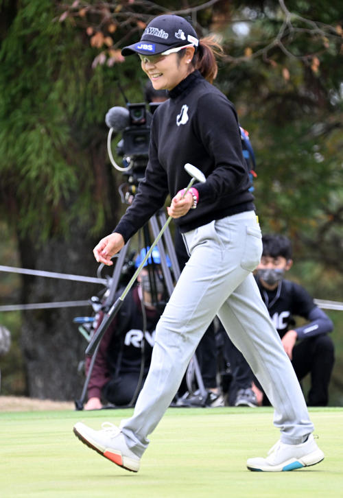 16番、藤田は惜しくもバーディーパットを外すも笑顔を見せる（撮影・前岡正明）