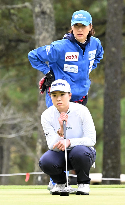 18番、母・哲子さんとラインを読む竹田（撮影・前岡正明）