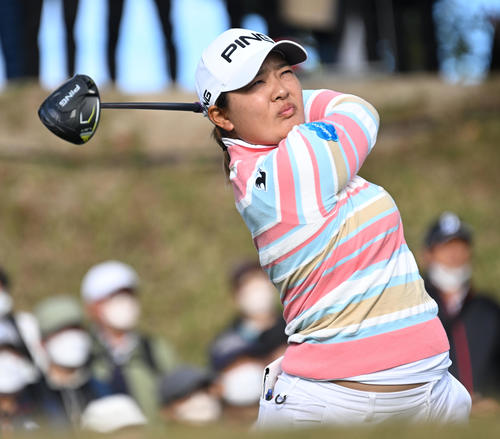 1番、ティーショットを放つ鈴木（撮影・前岡正明）