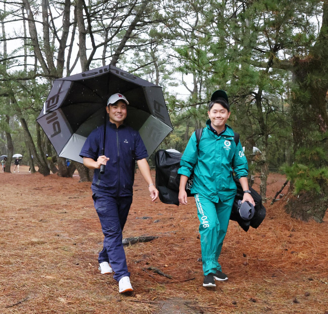1番を終え降雨中断のホイッスルが鳴りクラブハウスへ引き揚げる蝉川（撮影・加藤哉）
