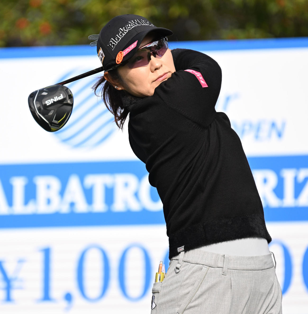 1番、ティーショットを放つ藤田（撮影・前岡正明）