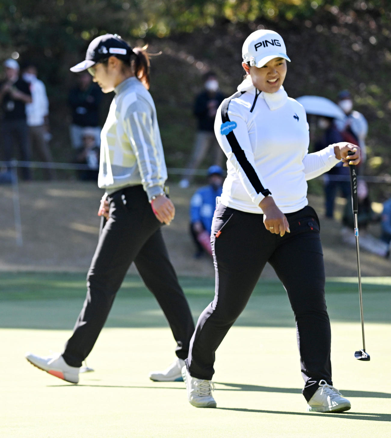 8番、バーディーに笑顔を見せる鈴木愛（右）。左は藤田（撮影・前岡正明）