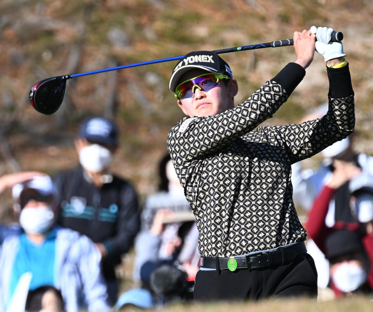 1番、ティーショットを放つ岩井明（撮影・前岡正明）