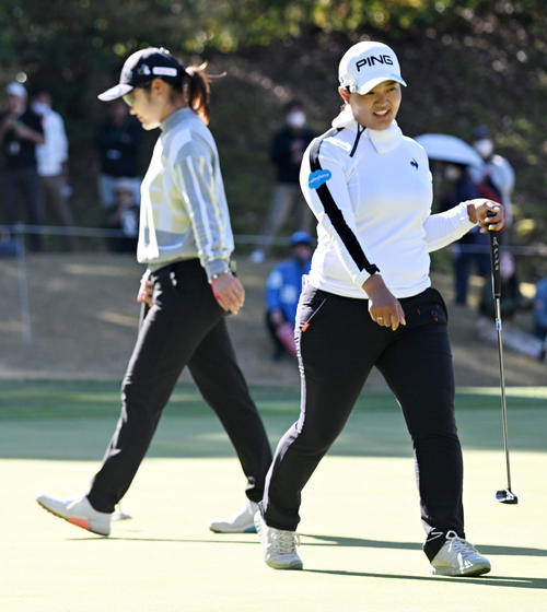 8番、バーディーに笑顔を見せる鈴木愛（右）。左は藤田（撮影・前岡正明）