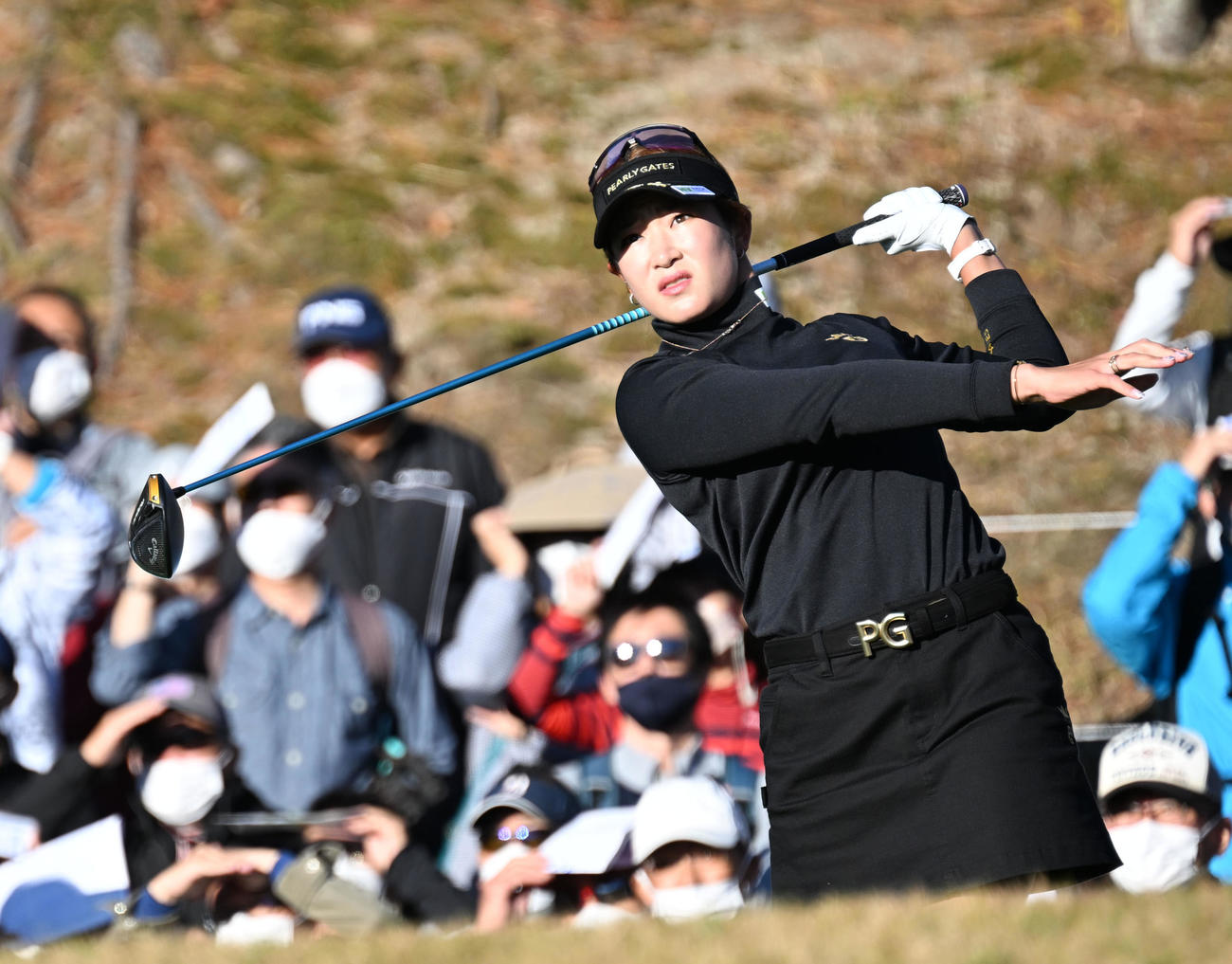 1番、ティーショットを放つ原（撮影・前岡正明）