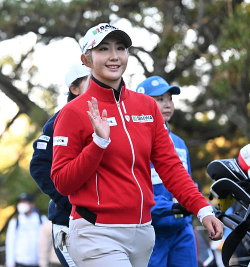 10番、笑顔でスタートするペ・ソンウ（撮影・前岡正明）
