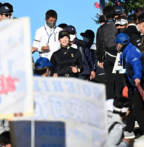 1番、ティーグラウンドに向かう原（撮影・前岡正明）
