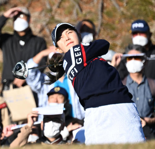 1番、ティーショットを放つ吉田（撮影・前岡正明）