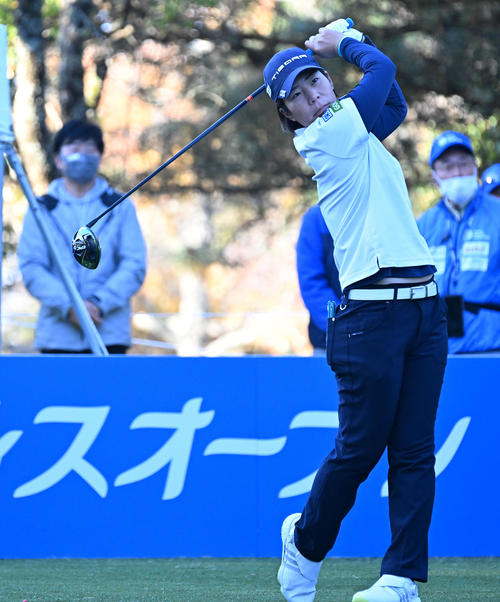 10番、ティーショットを放つ穴井（撮影・前岡正明）