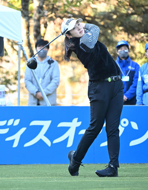 10番、ティーショットを放つ辻（撮影・前岡正明）