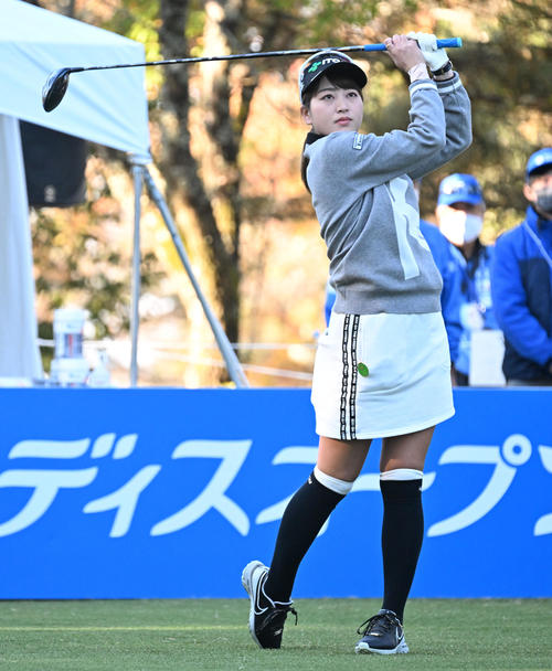 10番、ティーショットを放つ田辺（撮影・前岡正明）