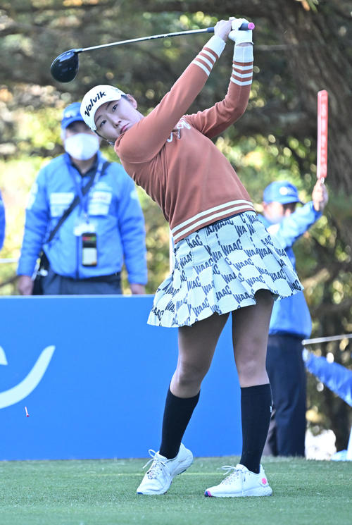 10番、ティーショットを放つ石井（撮影・前岡正明）