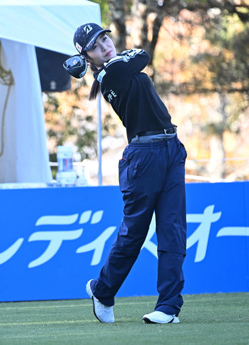 10番、ティーショットを放つ三ケ島（撮影・前岡正明）