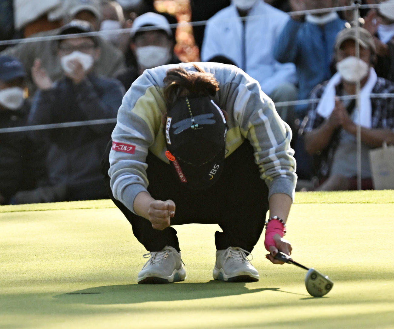 18番、パーパットを決め優勝、喜びに浸る藤田（撮影・前岡正明）