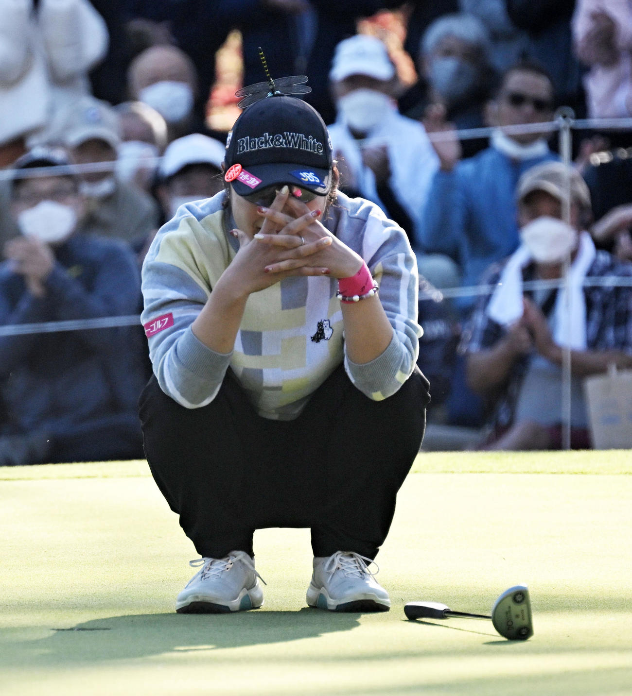 18番、パーパットを決め優勝、喜びに浸る藤田（撮影・前岡正明）