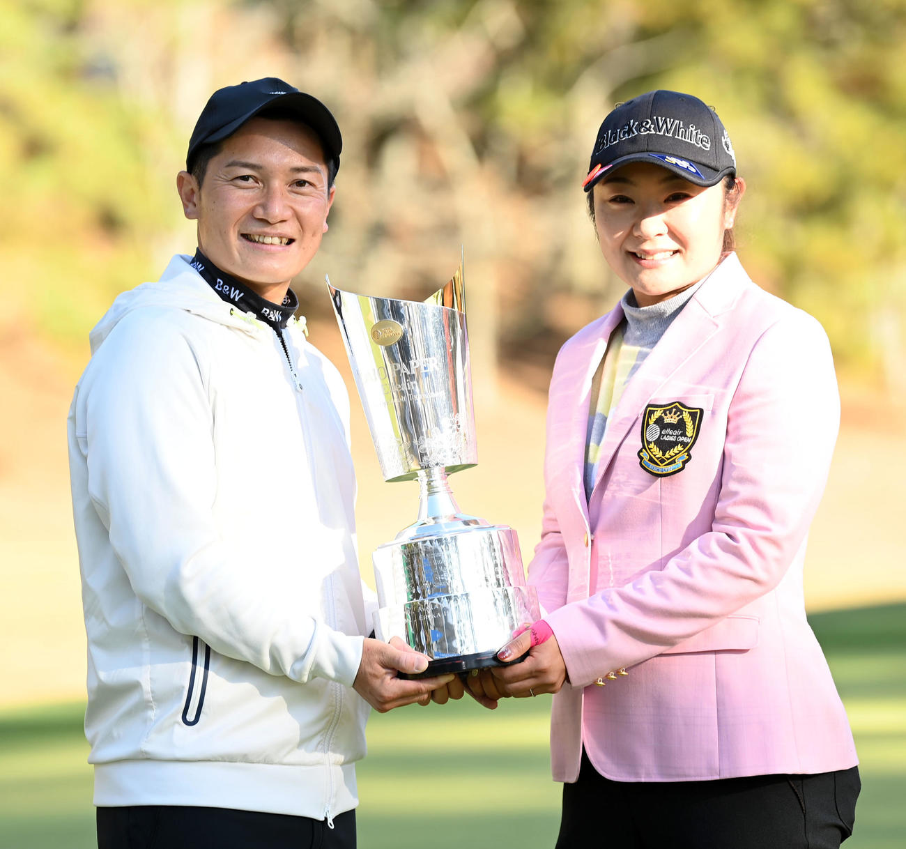 夫の和晃さんと優勝杯を手にする藤田（撮影・前岡正明）