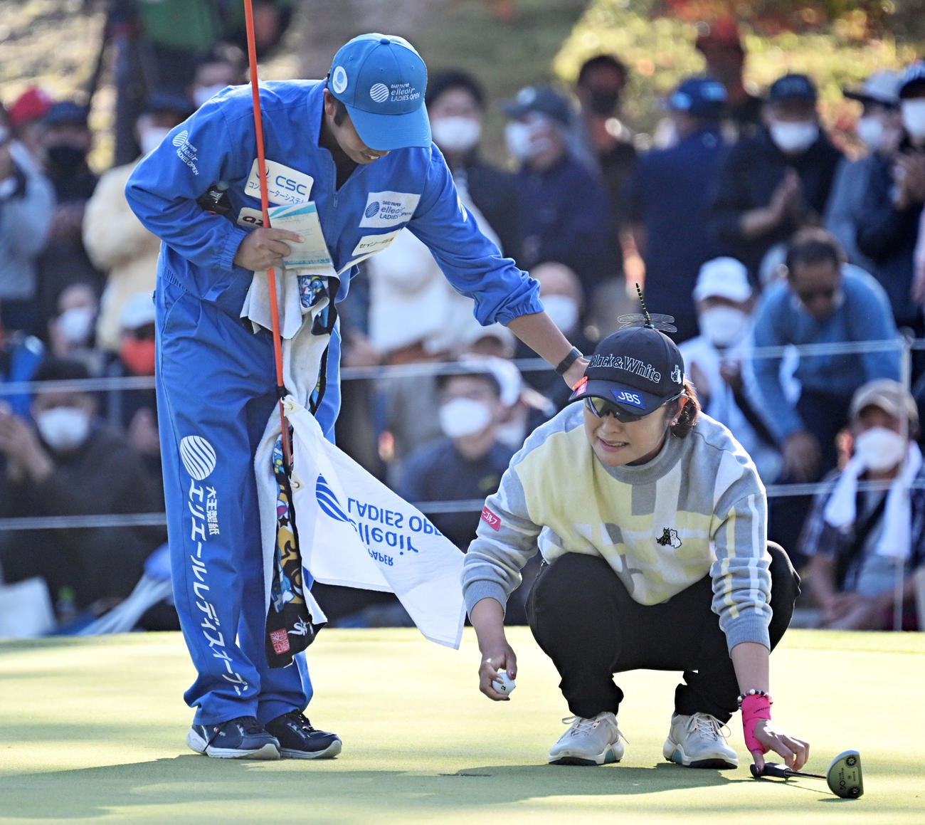 18番、パーパットを決め優勝、喜びに浸る藤田（撮影・前岡正明）