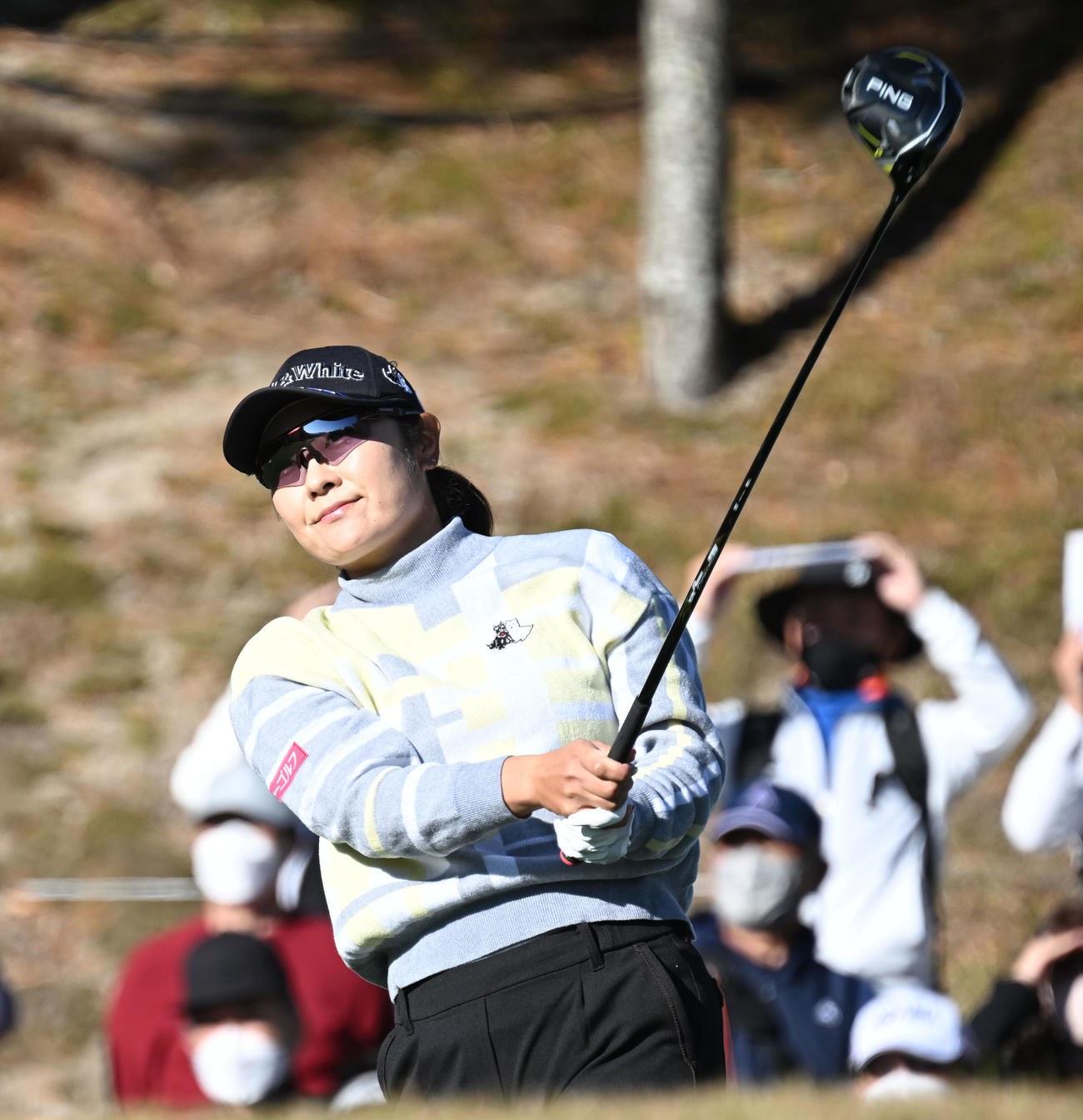 1番、ティーショットを放つ藤田（撮影・前岡正明）