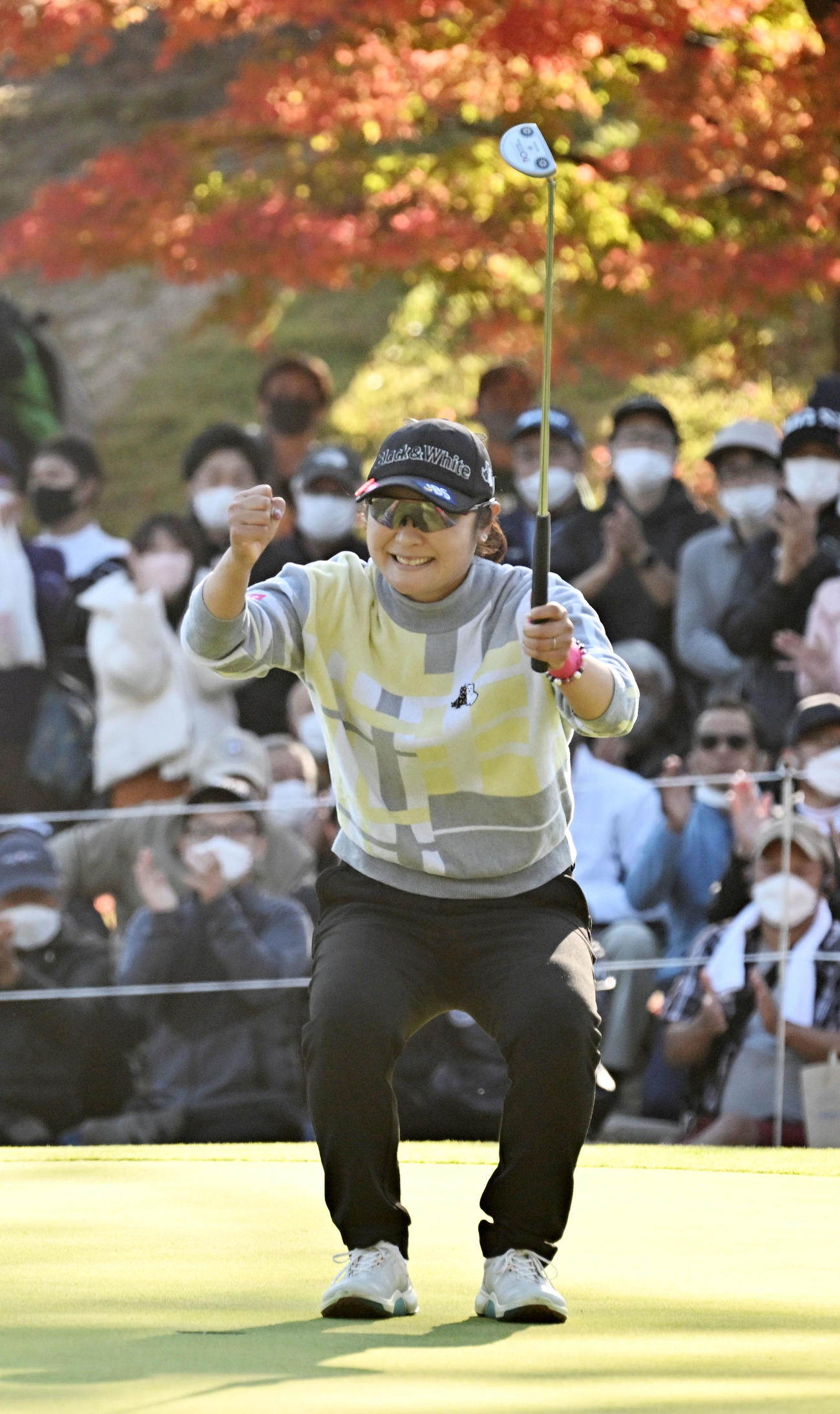 18番、優勝を決めるパーパットを沈めた藤田はガッツポーズ（撮影・前岡正明）