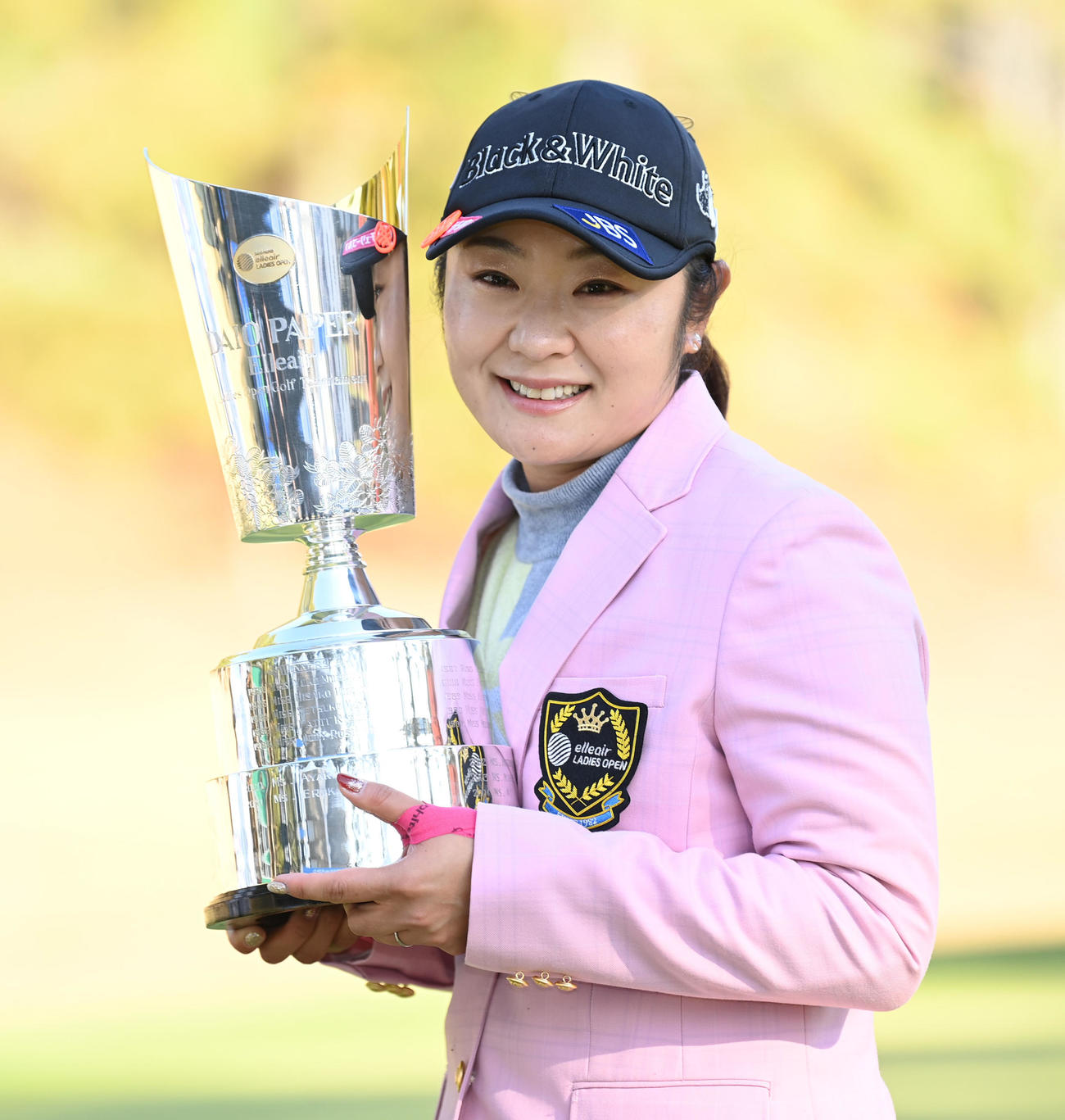 優勝杯を手に笑顔を見せる藤田（撮影・前岡正明）