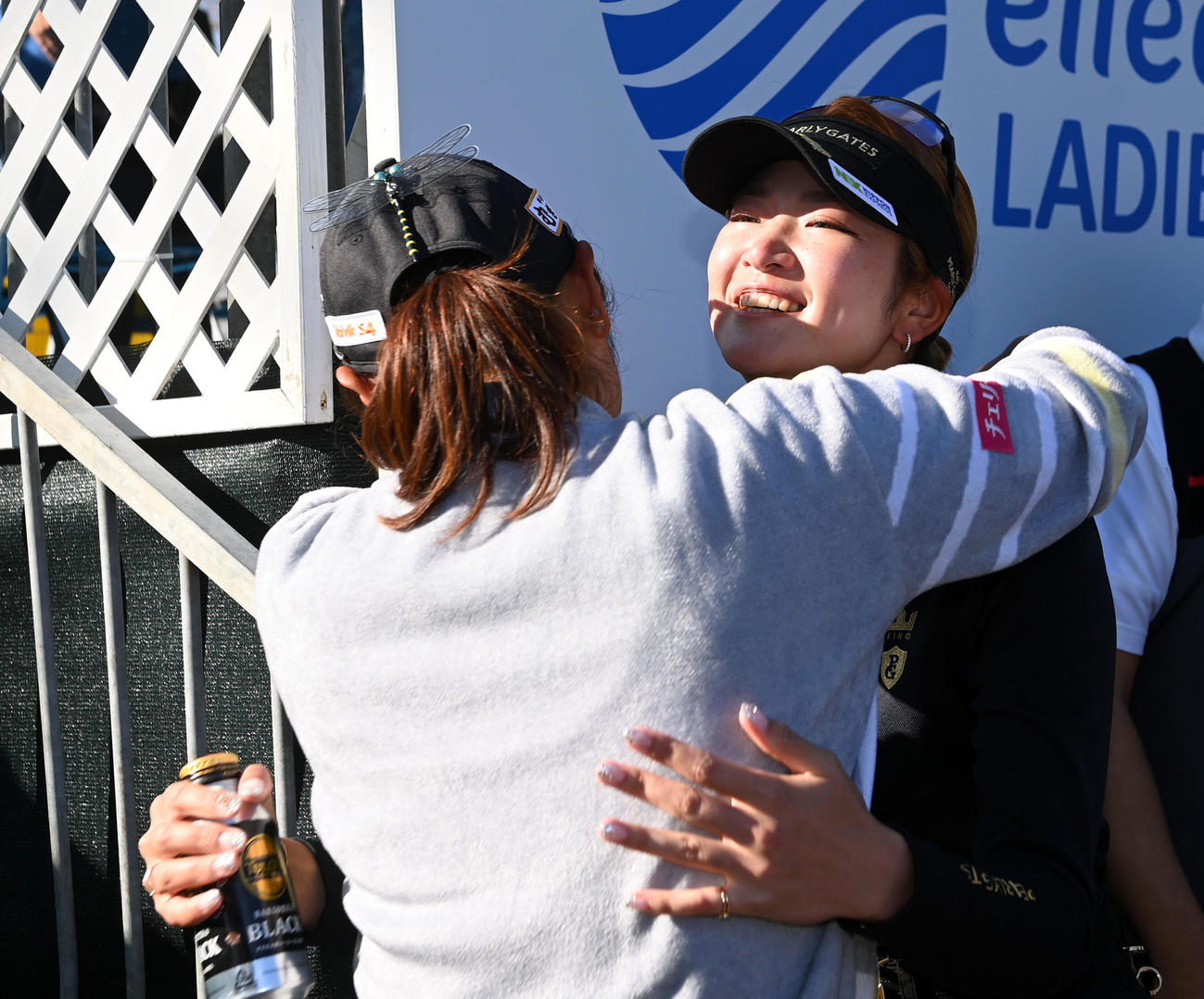 優勝の藤田（左）を祝福する原（撮影・前岡正明）
