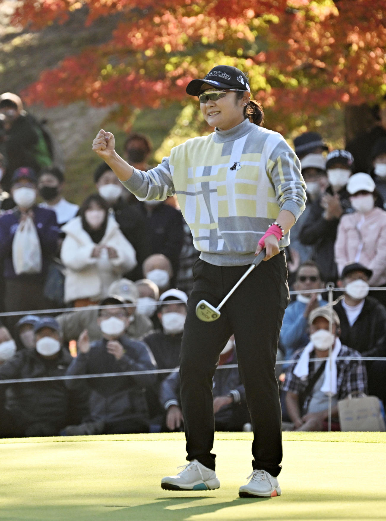 18番、パーパットを決め優勝、ガッツポーズを見せる藤田（撮影・前岡正明）