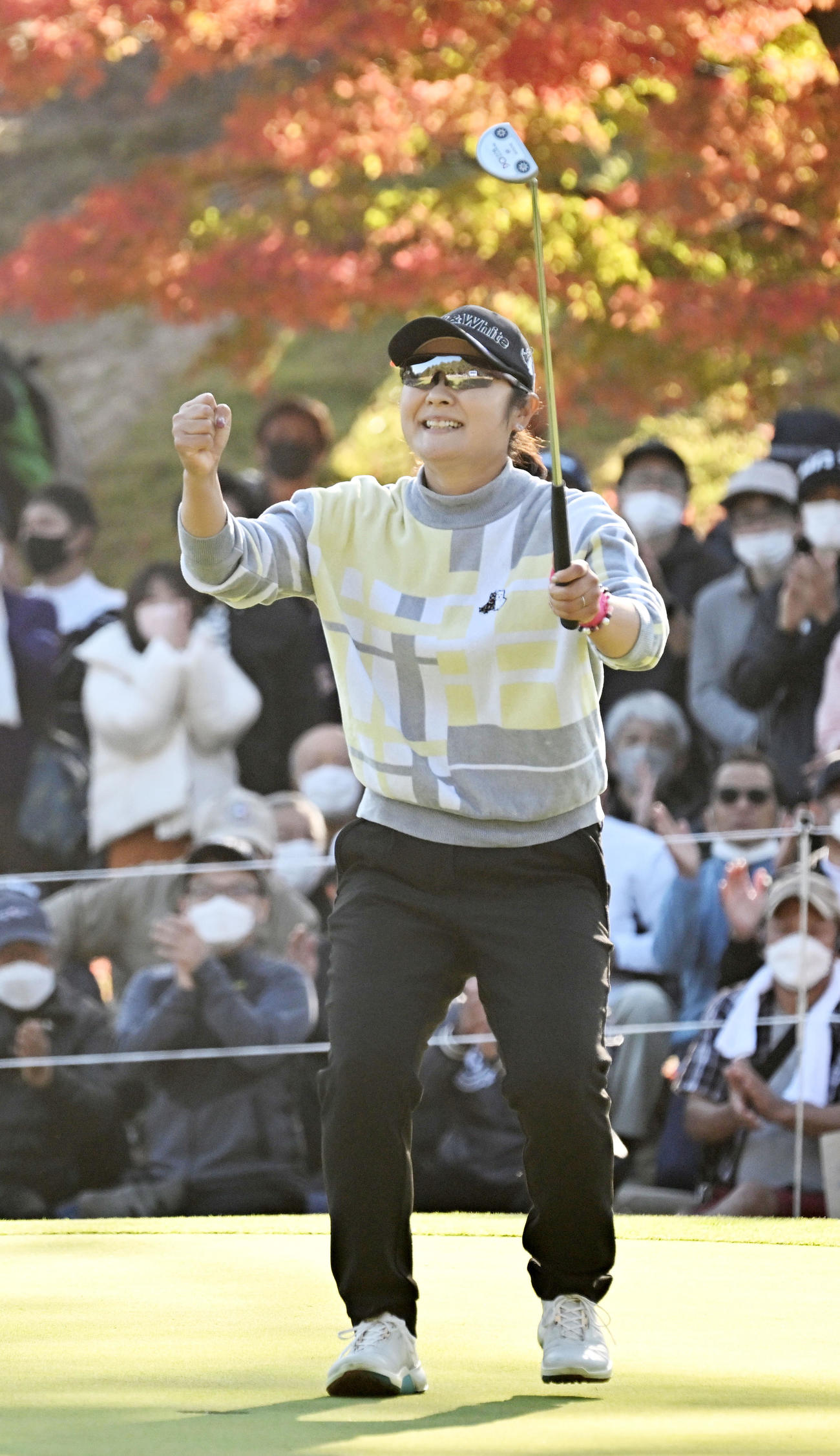 18番、パーパットを決め優勝、ガッツポーズを見せる藤田（撮影・前岡正明）