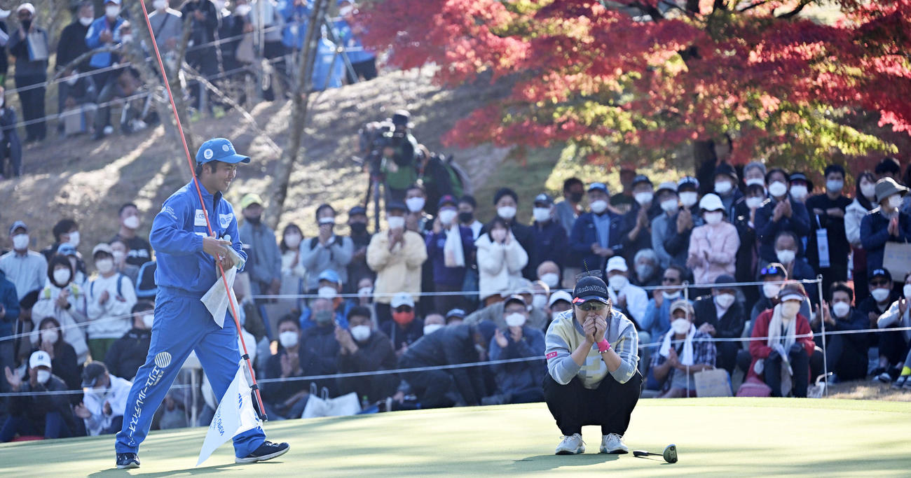 18番、パーパットを決め優勝、喜びに浸る藤田（撮影・前岡正明）