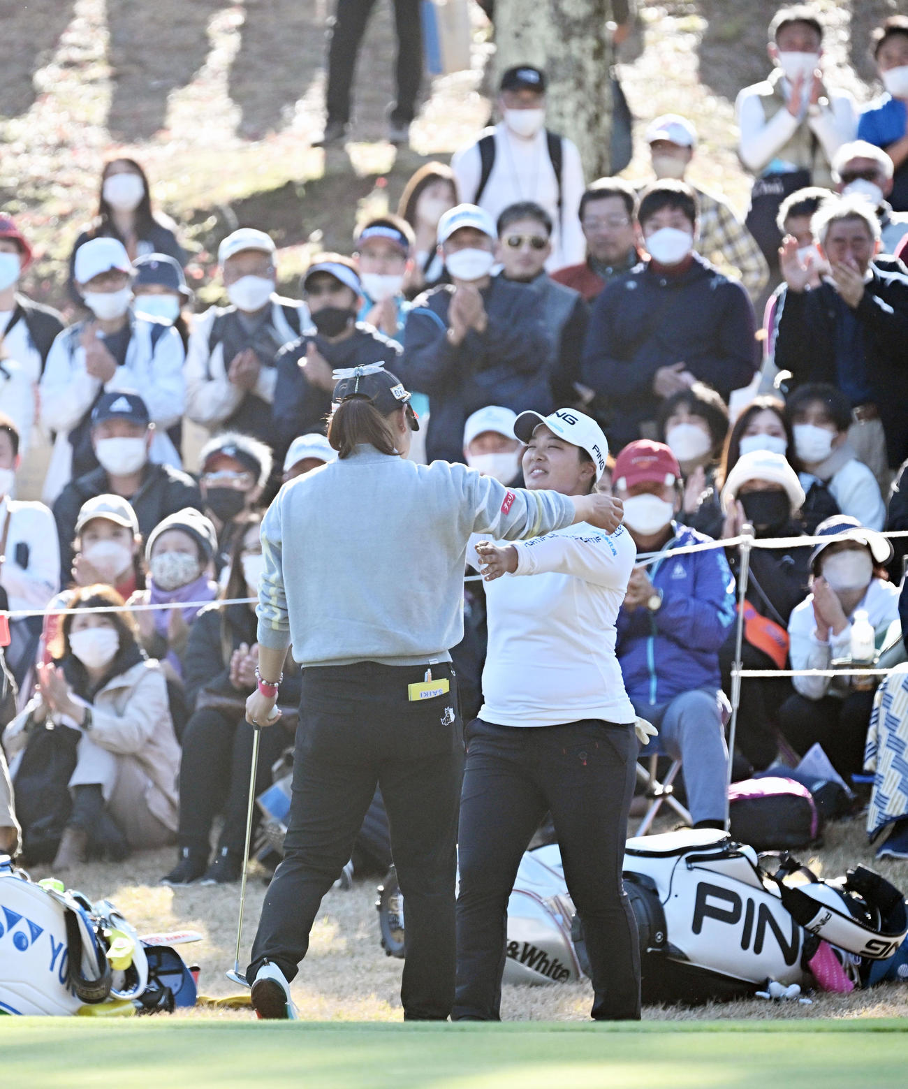 18番、優勝の藤田（左）を祝福する鈴木（撮影・前岡正明）