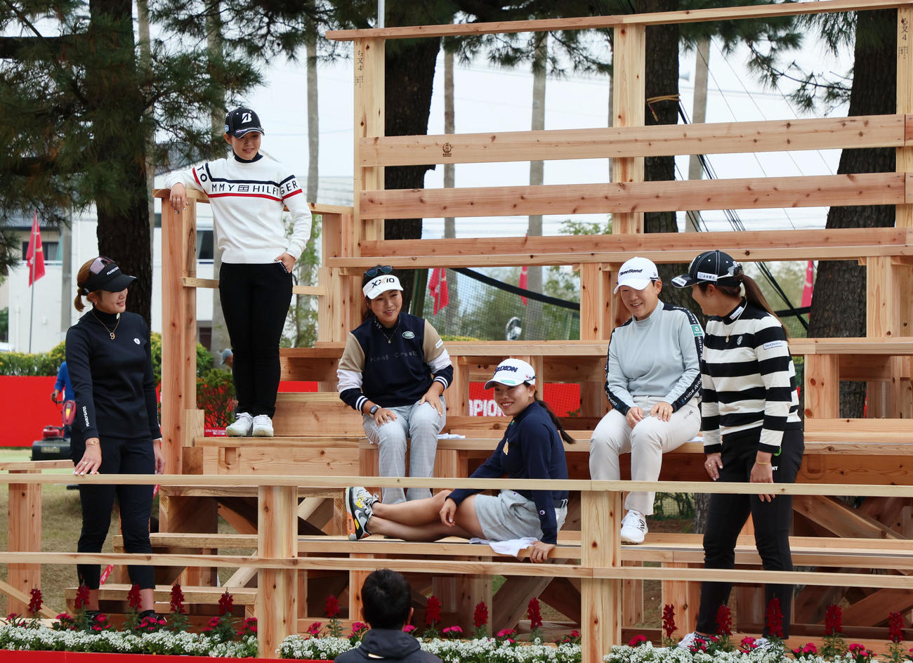 1番ティーグラウンドの木製スタンドに座る左から、原、吉田、青木、勝、申、大里（撮影・加藤哉）