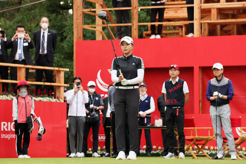 1番、プロアマ戦に出場しティーショットの狙いを定める渋野（撮影・加藤哉）