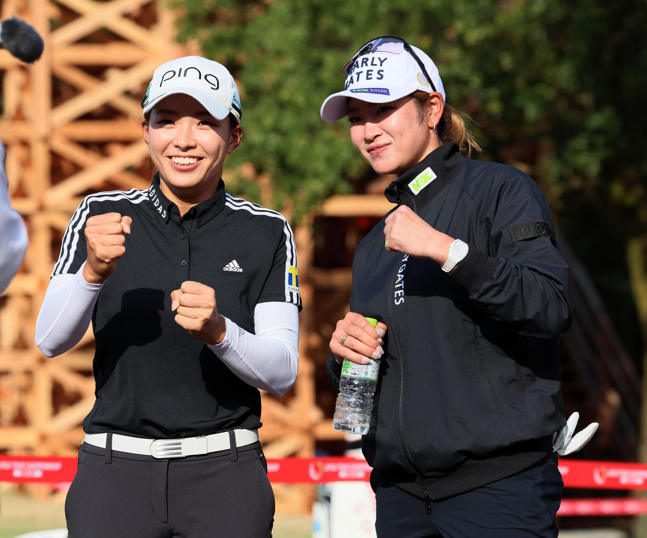 パター練習場で顔を合わせた渋野日向子（左）と原英莉花は2ショットで「初日頑張ります」とアピール（撮影・加藤哉）