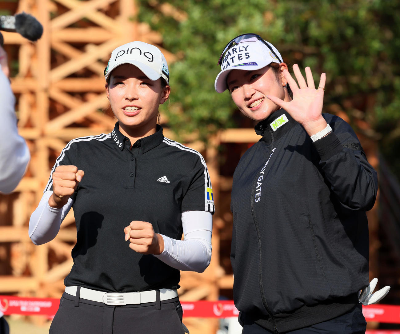 パター練習場で顔を合わせた渋野日向子（左）と原英莉花は2ショットで「初日頑張ります」とアピール（撮影・加藤哉）