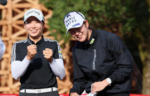 パター練習場で顔を合わせた渋野日向子（左）と原英莉花は2ショットで「初日頑張ります」とアピール（撮影・加藤哉）