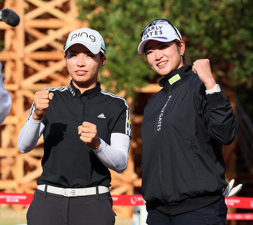 パター練習場で顔を合わせた渋野日向子（左）と原英莉花は2ショットで「初日頑張ります」とアピール（撮影・加藤哉）