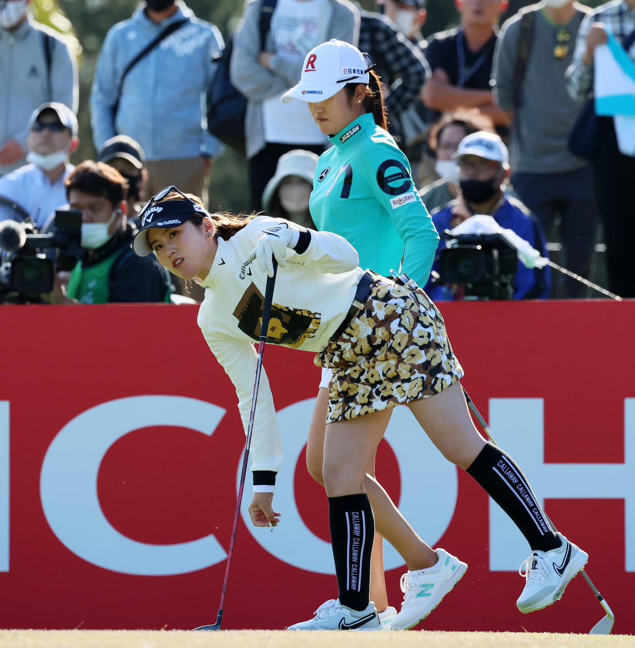 16番、ティーショットを打ち終えた西村優菜と右は稲見萌寧（撮影・加藤哉）