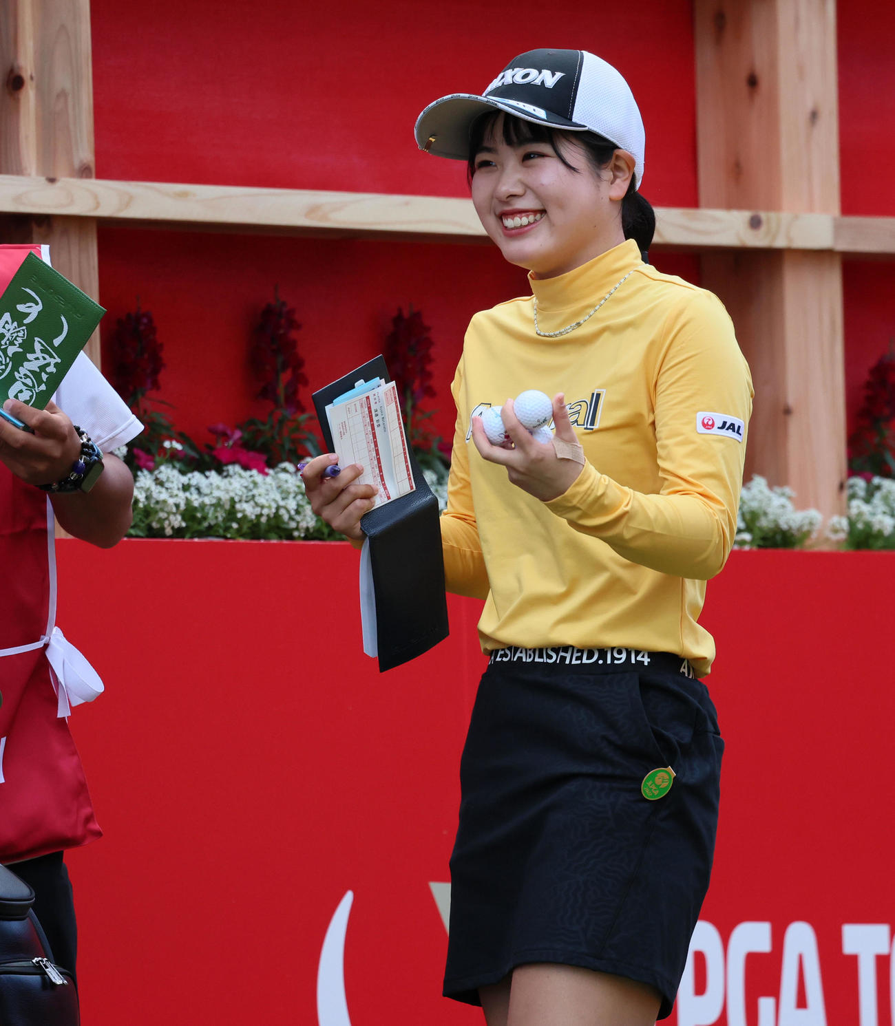 1番、ティーグラウンドで笑顔を見せる尾関彩美悠（撮影・加藤哉）