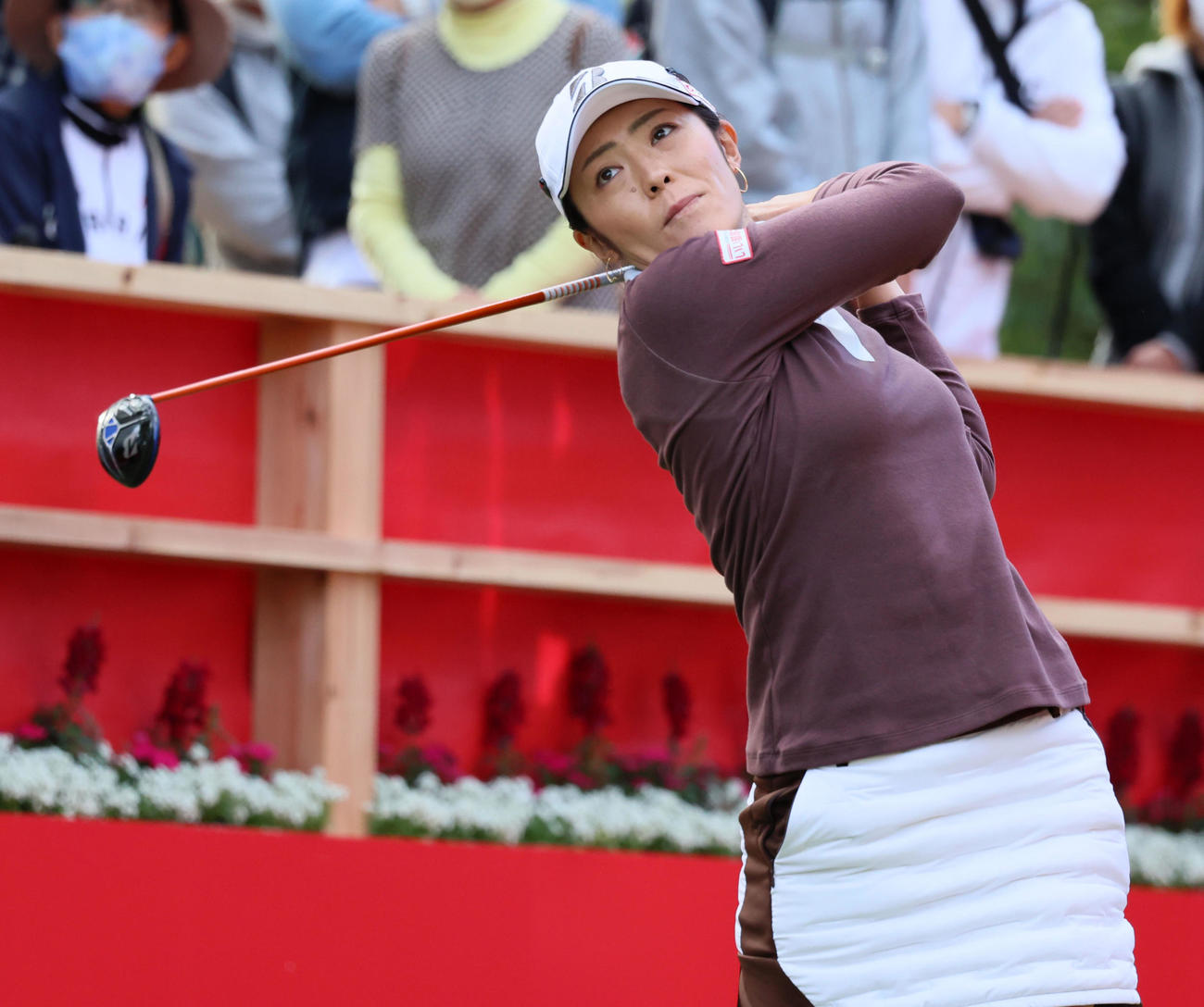 1番、ティーショットを放つ渡辺彩香（撮影・加藤哉）