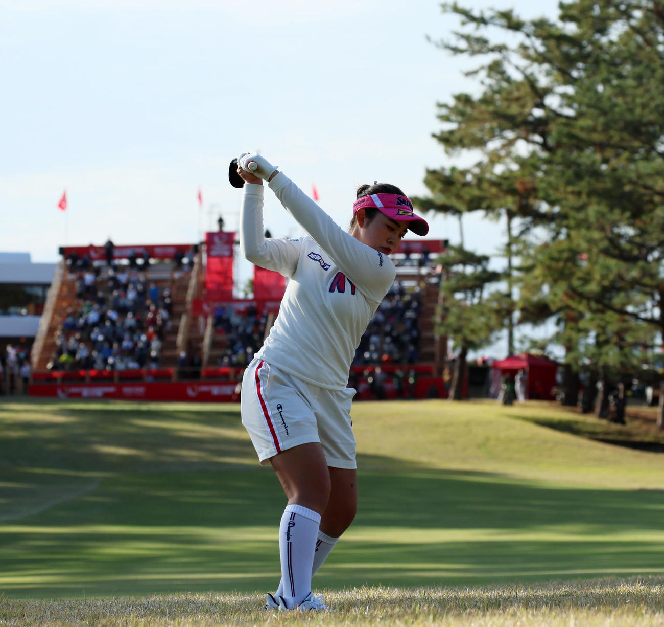 18番、セカンドショットを放つ山下美夢有（撮影・加藤哉）