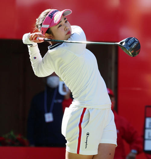 1番、ティーショットを放つ山下美夢有（撮影・加藤哉）